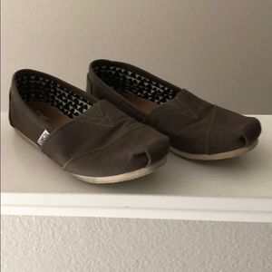 Size 8.5 Olive Toms Classics